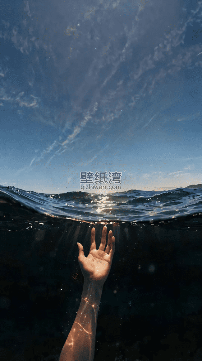 一只手从水中伸出，蓝天和海浪 1080x1925壁纸图片
