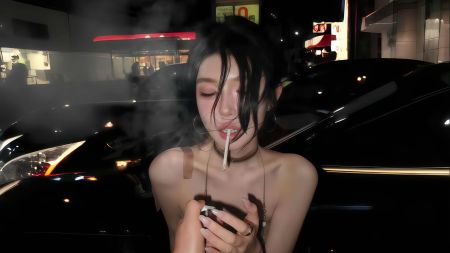 夜晚街头停车场，正在吸烟和使用手机的美女图片 3480x2160壁纸