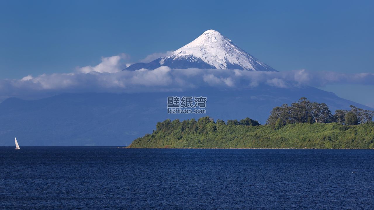 智利奥索尔诺火山与湖景，远处有帆船 1920x1080电脑壁纸图片