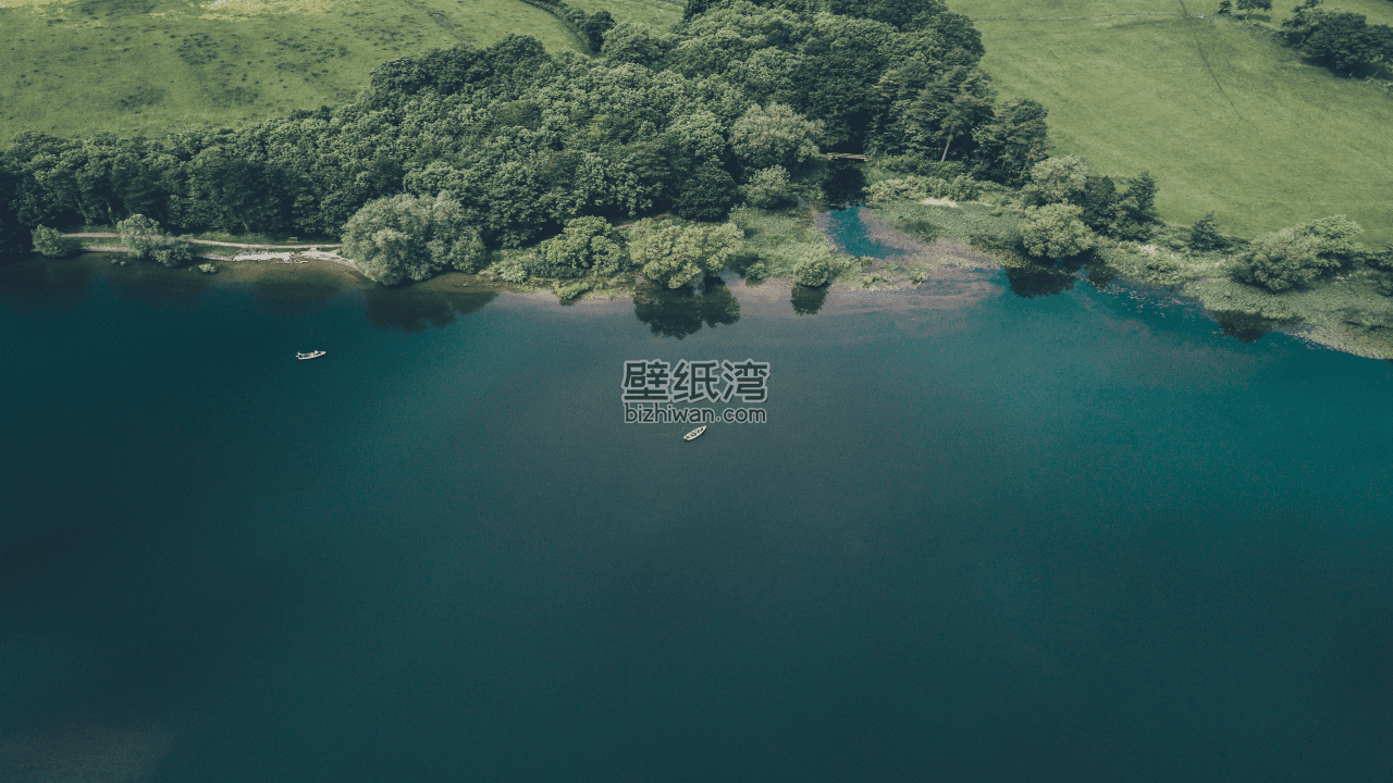 宁静的湖泊与绿色森林俯瞰图 4K风景图片壁纸