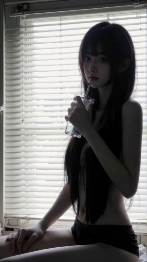 长发短裤美女坐在窗边，拿着杯子喝水 黑白风格 4K手机壁纸图片