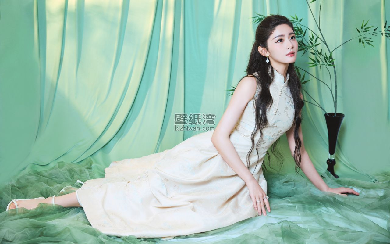 赵晴身着白色长裙，坐在绿色背景前，竹子装饰，清新靓丽 4K壁纸 3840x2400