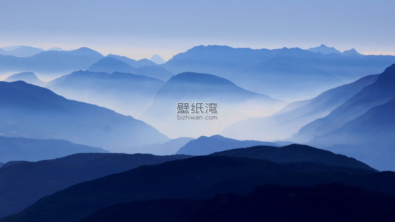 层峦叠嶂的山脉在薄雾中若隐若现 3840x2160图片