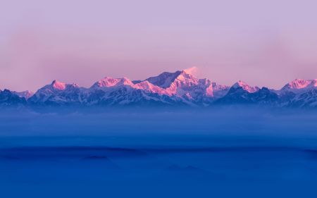 雪山在晨雾中若隐若现，远处山峰被薄雾笼罩 2060x1600图片