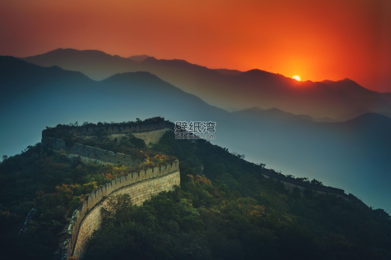 夕阳下的长城和远处的山脉 6K高清壁纸