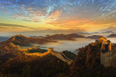 长城在晨雾中蜿蜒，远处山峦与云海相接 4K壁纸图片