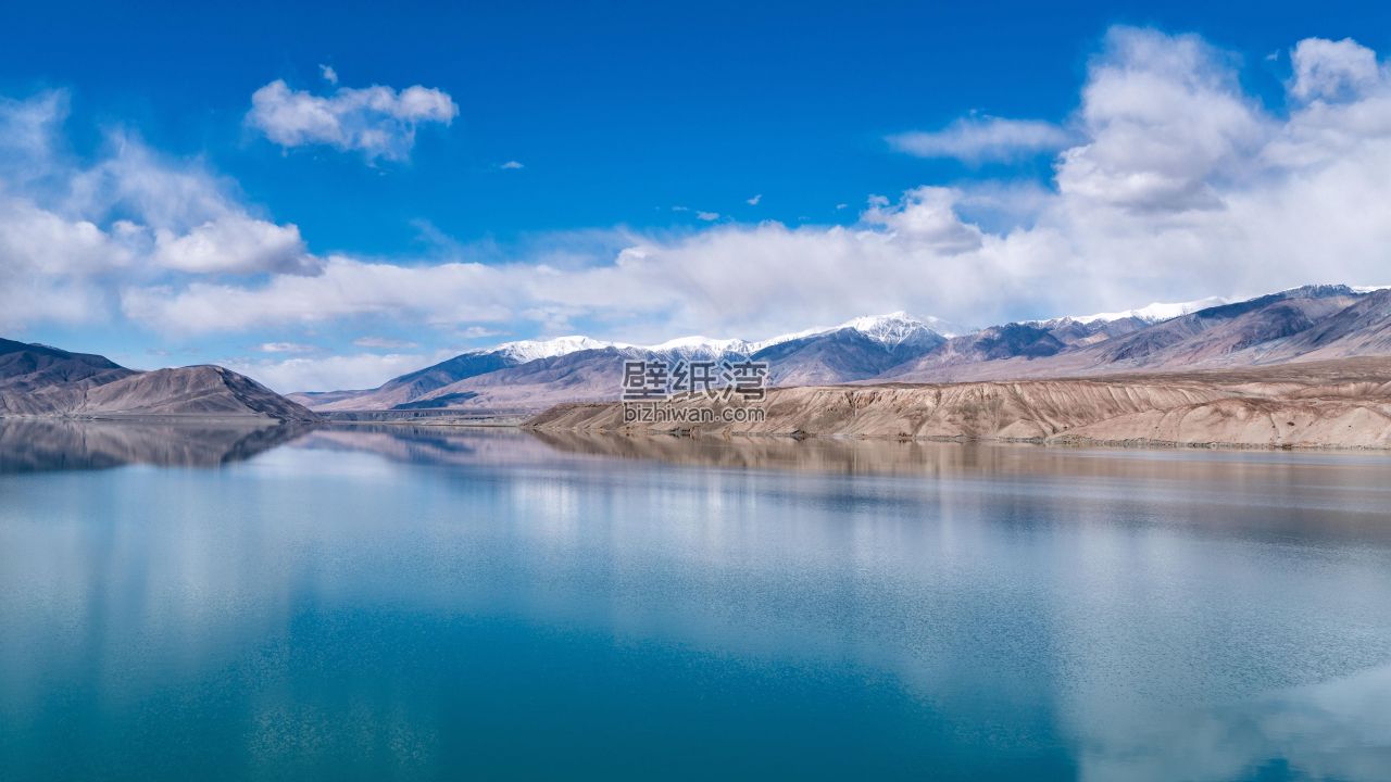 新疆白沙湖畔的雪山与湖泊的壮丽景色