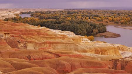 新疆五彩滩的壮丽地貌与河流景观4K壁纸