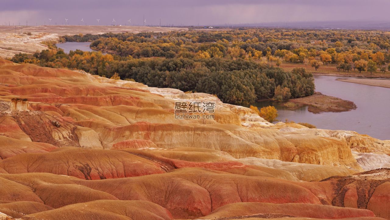 新疆五彩滩的壮丽地貌与河流景观4K壁纸