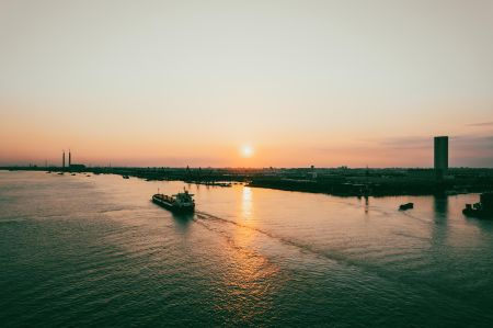京杭大运河 日落时分的港口景象，船只在海面上航行