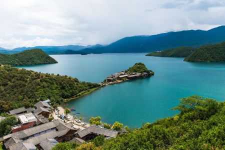 泸沽湖畔的村庄与碧蓝湖水4K风景壁纸图片