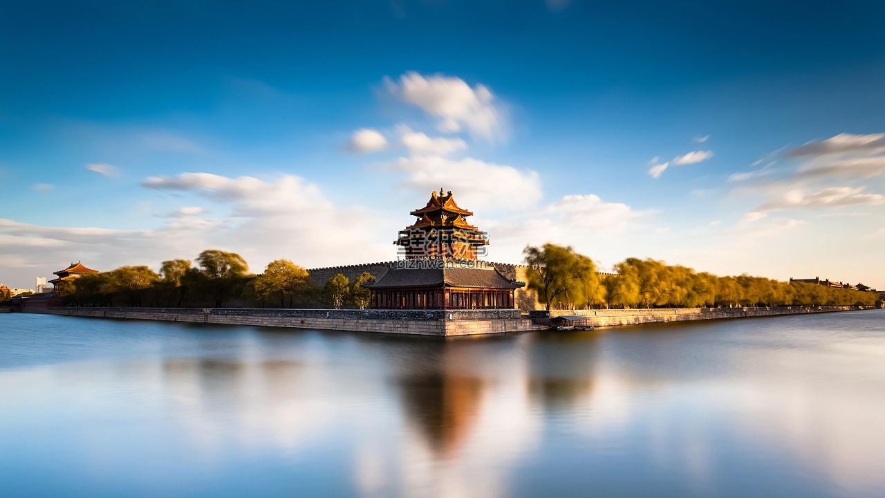 北京故宫角楼在湖水中的倒影