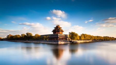 北京故宫角楼在湖水中的倒影
