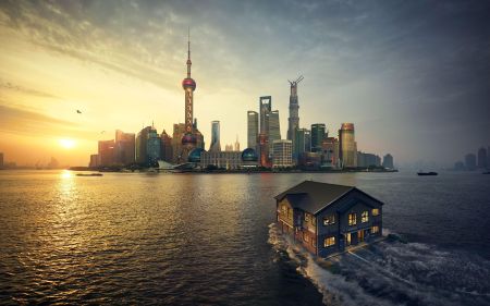上海外滩日落景象，东方明珠塔与现代建筑群，水上房屋 4K壁纸图片