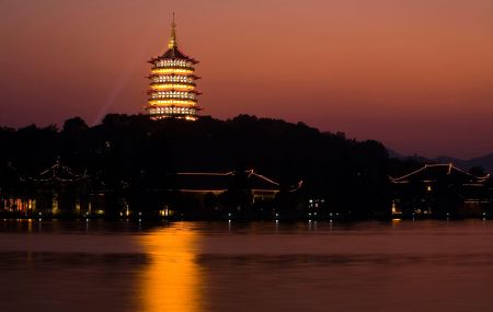 杭州西湖夜景，灯光映衬下的雷峰塔