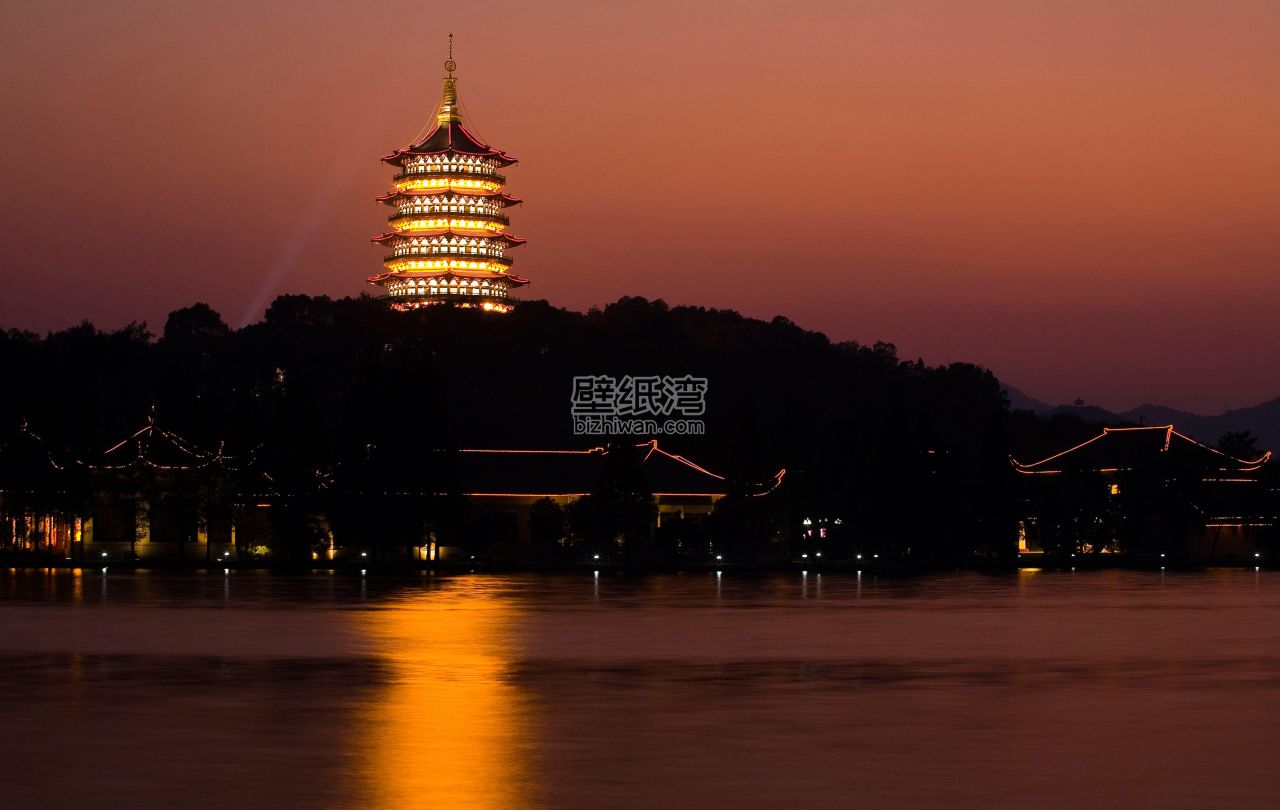 杭州西湖夜景，灯光映衬下的雷峰塔