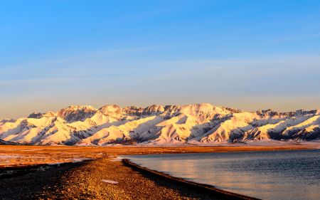 新疆的雪山与湖泊的风景景色图片