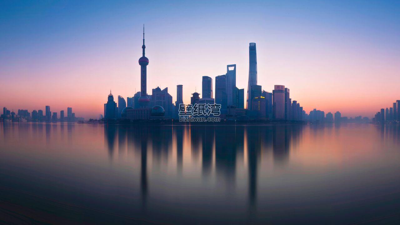 上海陆家嘴天际线在晨曦中的倒影 东方明珠塔 黄浦江