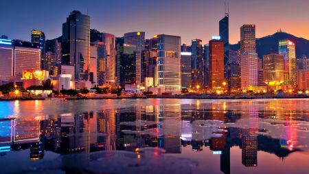 香港维多利亚港夜景，高楼大厦灯火辉煌倒映在水面上