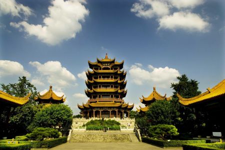 武汉黄鹤楼全景，蓝天白云下的古建筑群4K壁纸