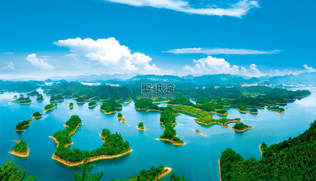 千岛湖风景区，蓝天白云下的碧水绿岛