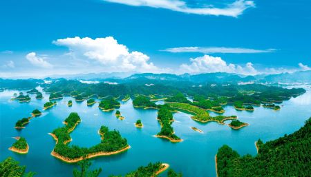 千岛湖风景区，蓝天白云下的碧水绿岛