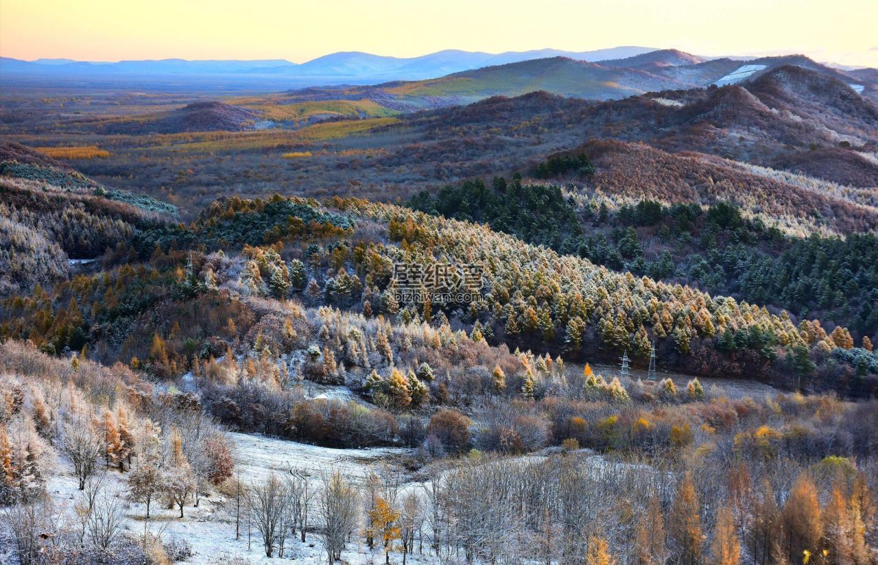 冬季山林景色，远处山脉与近处树木覆盖薄雪2K风景壁纸