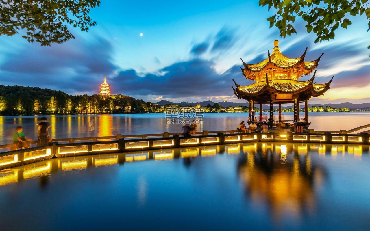 杭州西湖夜景中的传统中式亭台楼阁