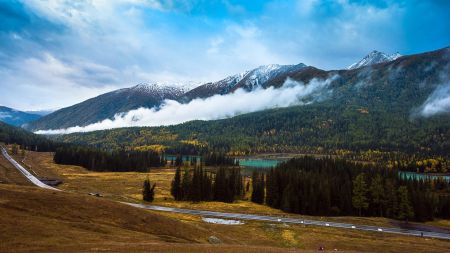 雪山与森林环绕的湖泊风光图片