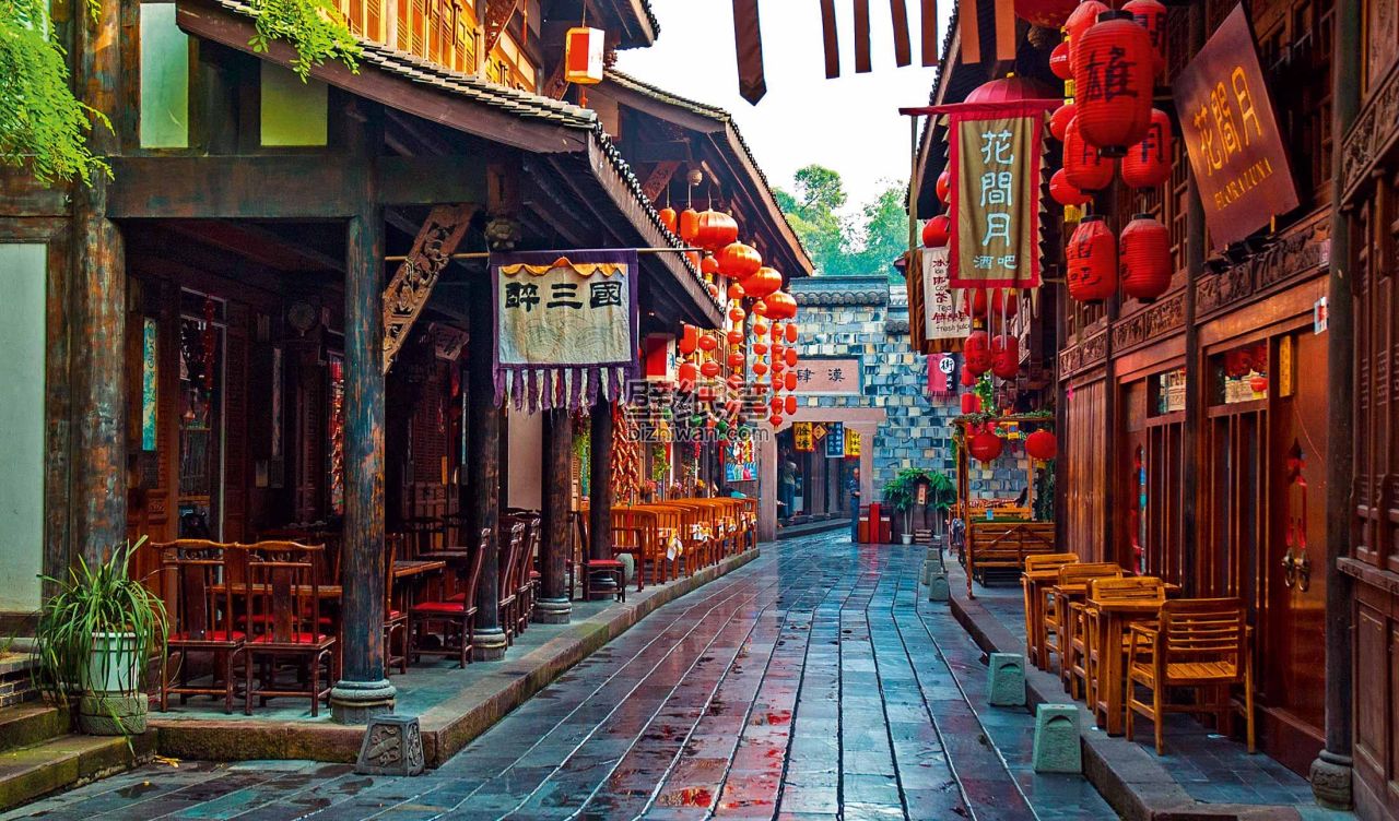 成都宽窄巷子的古色古香街道，红灯笼点缀其间