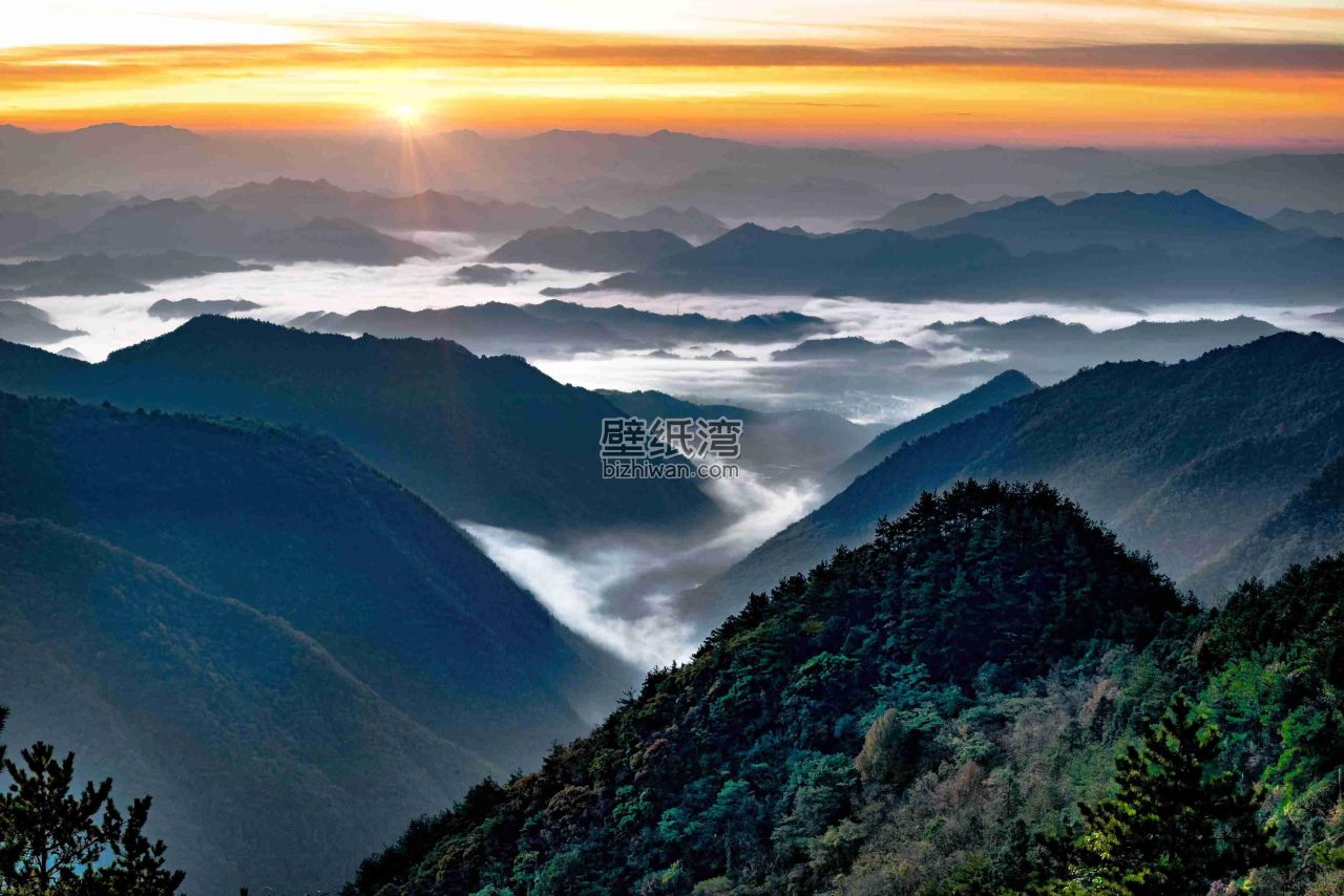 日出时分的山峦与云海 4K壁纸