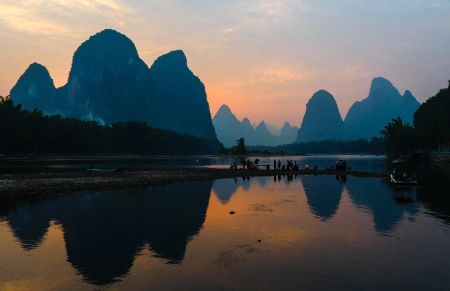 桂林山水漓江日落风景，游人乘船