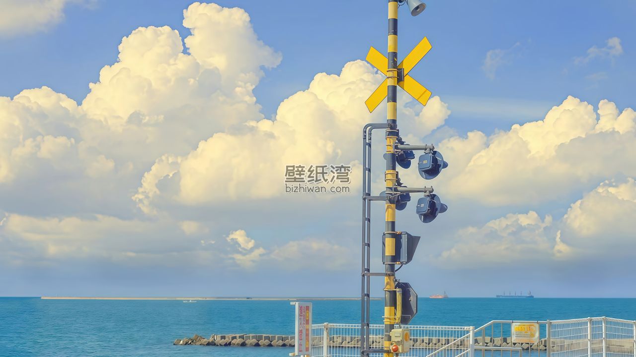 海边的铁路道口信号灯与蓝天白云