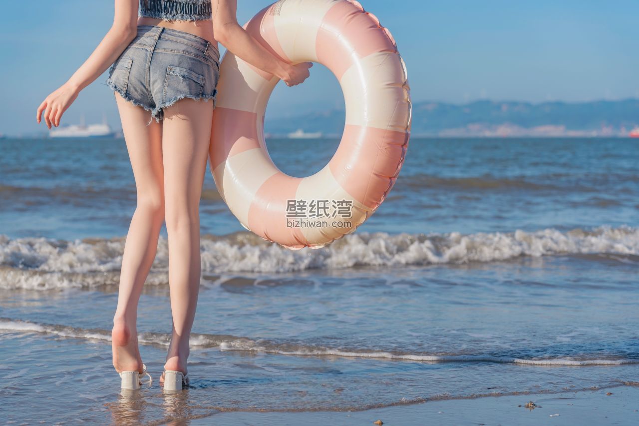 夏日海滩，夏日美腿，大长腿美女拿着粉色救生圈在大海边 8K美女图片