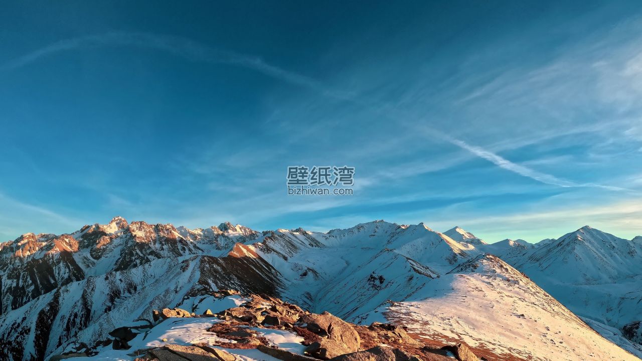 雪山在蓝天下的壮丽景色4K壁纸
