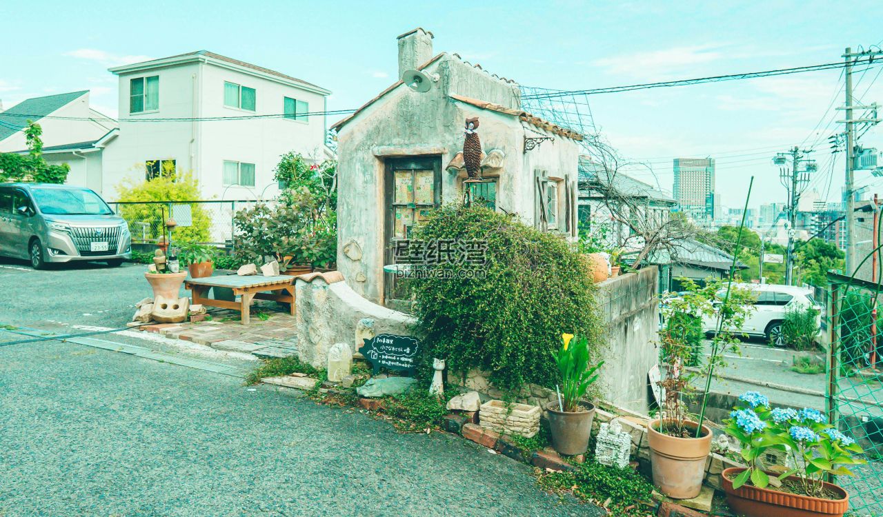 乡村风格的住宅区小屋前摆放着各种植物和装饰品