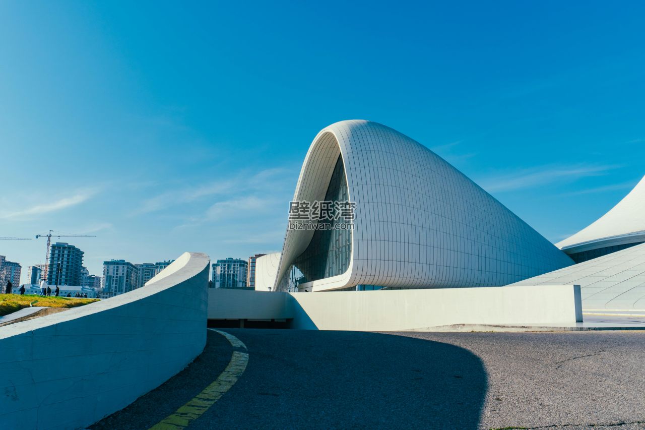 阿塞拜疆巴库的现代建筑，流线型白色结构在蓝天下的景象