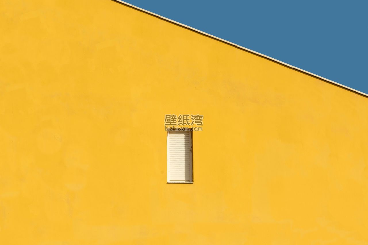 黄色建筑外墙上的白色百叶窗