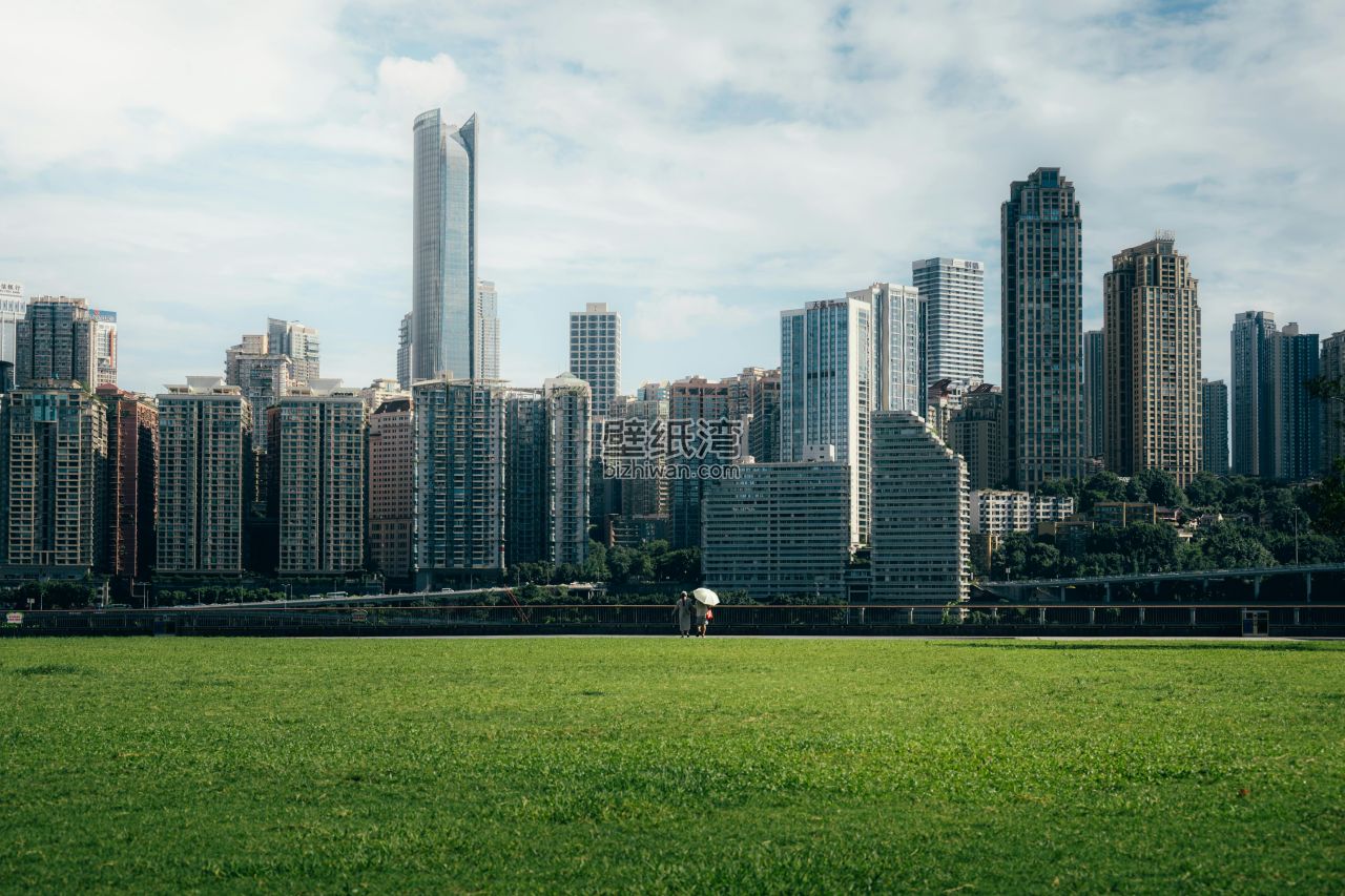 城市高楼与绿色的草地图片