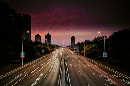 城市夜景的高速公路，车流灯光形成光轨 8K壁纸图片