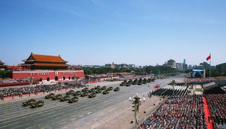 天安门广场阅兵仪式，整齐的军车和方阵 2K高清图片