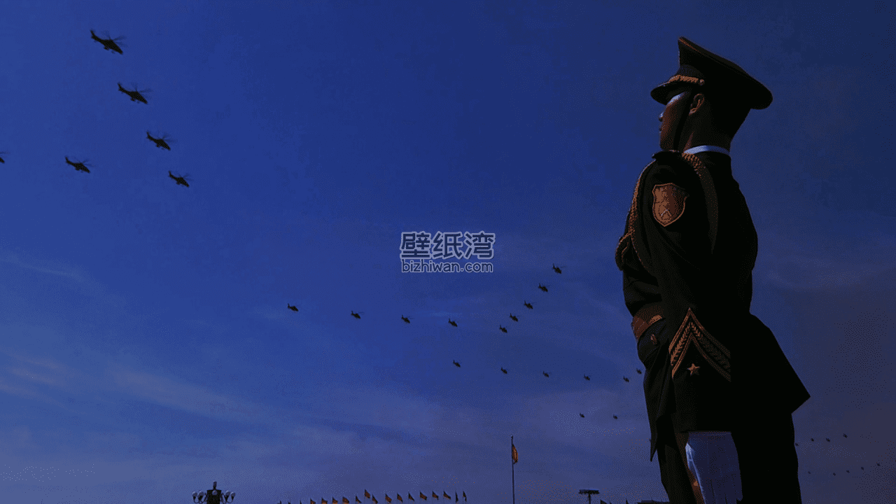 阅兵现场身穿军装的士兵在广场上敬礼，蓝天和飞行编队
