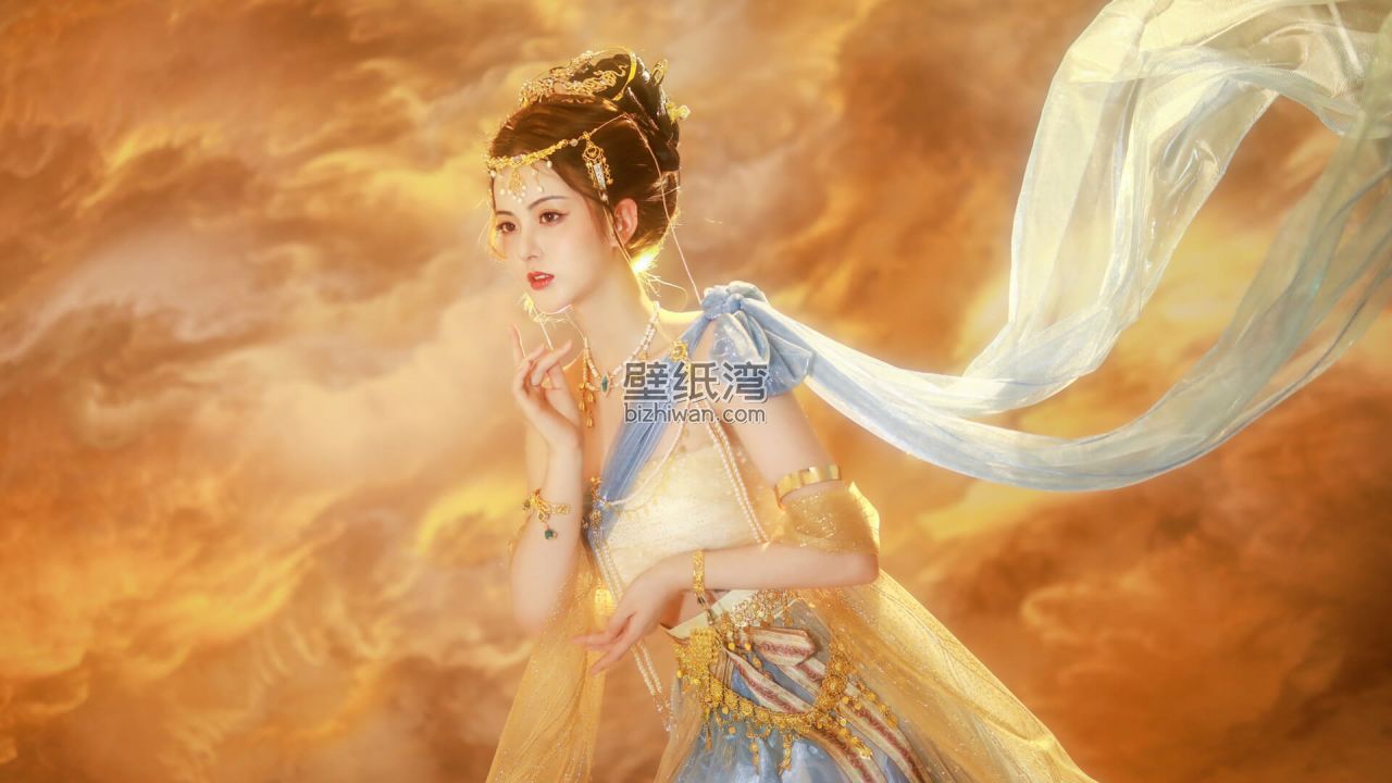 身穿华丽古装的女子在金色背景中翩翩起舞