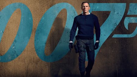 詹姆斯·邦德站在007标志前,007无暇赴死 詹姆斯·邦德，丹尼尔·克雷格 8K壁纸