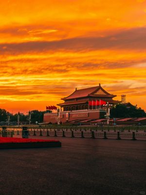 北京天安门广场在夕阳下的壮丽景象