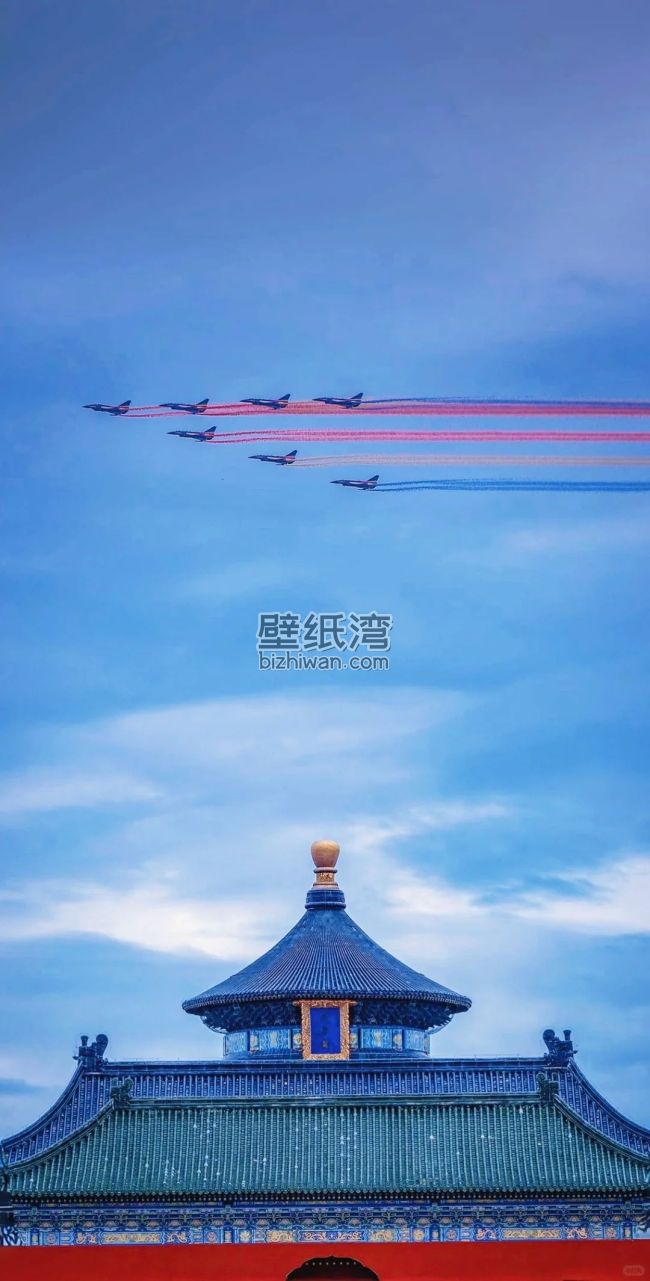 阅兵现场，飞机飞过天坛，释放彩雾壁纸图片