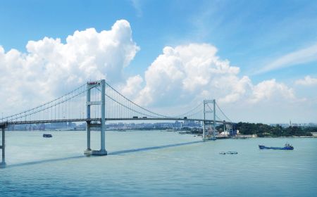 跨海大桥连接两岸，蓝天白云下的海上交通