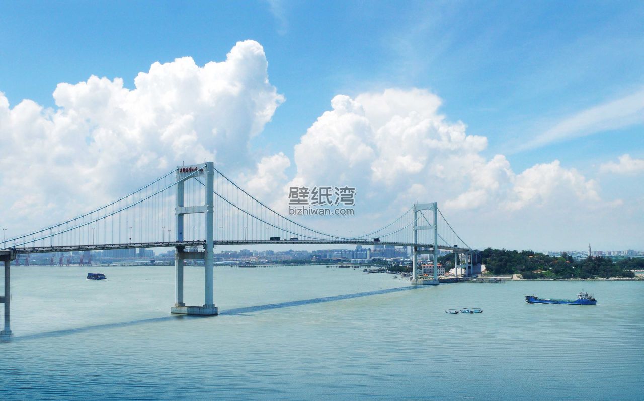跨海大桥连接两岸，蓝天白云下的海上交通