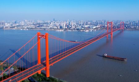 武汉长江大桥全景，红色桥梁横跨江面，城市天际线清晰可见