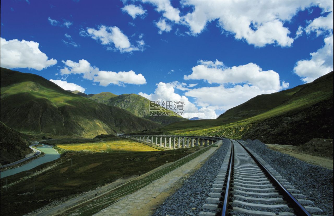 青藏高原上的绿色草地，铁路与桥梁